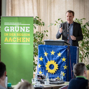 Bild von Daniel Freund bei der Kreismitgliederversammlung, sprechend am Podium